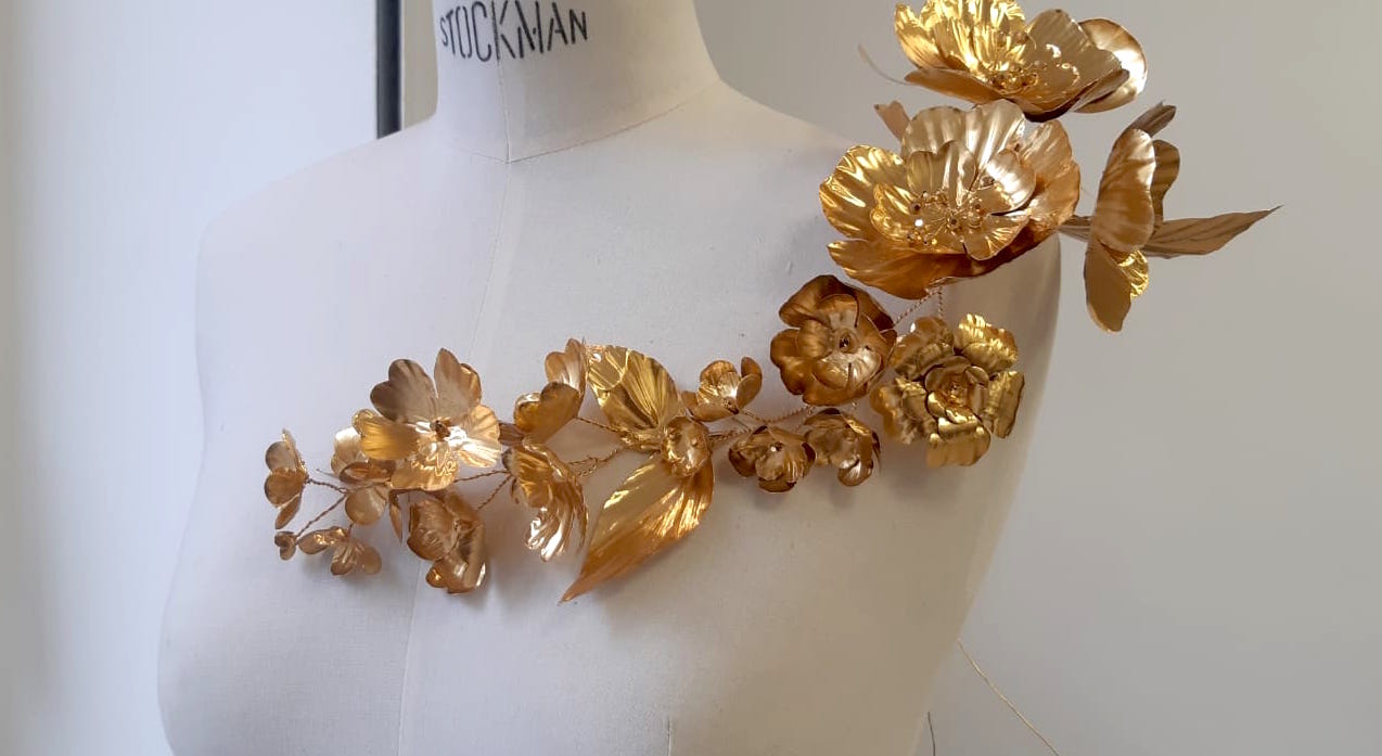 fleurs en métal doré façonnées à l'atelier